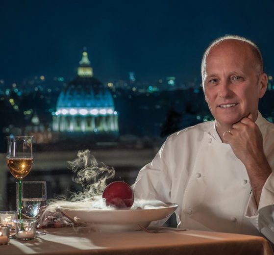 Heinz Beck, lo chef, con la cupola si San Pietro illuminata sullo sfondo.