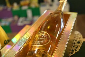 bottiglia di spumante etoile, color oro