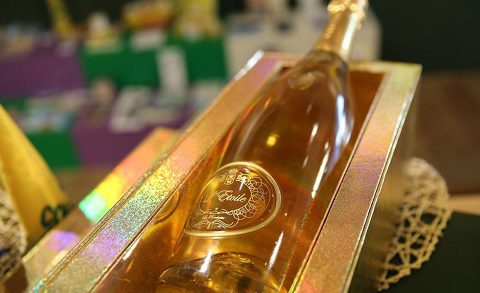 bottiglia di spumante etoile, color oro