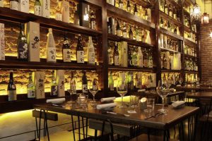 sake: interno del locale sakeia a milano, con vista su scaffali con bottiglie di sake