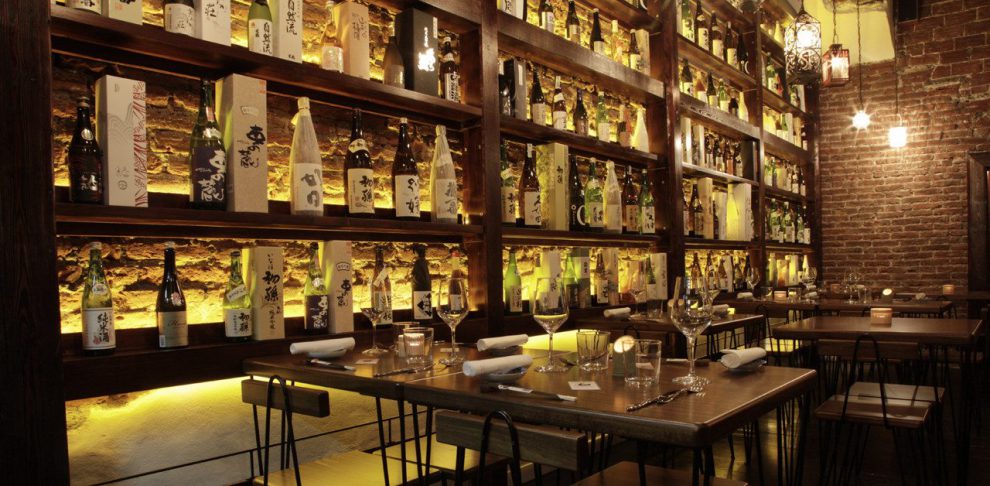 sake: interno del locale sakeia a milano, con vista su scaffali con bottiglie di sake