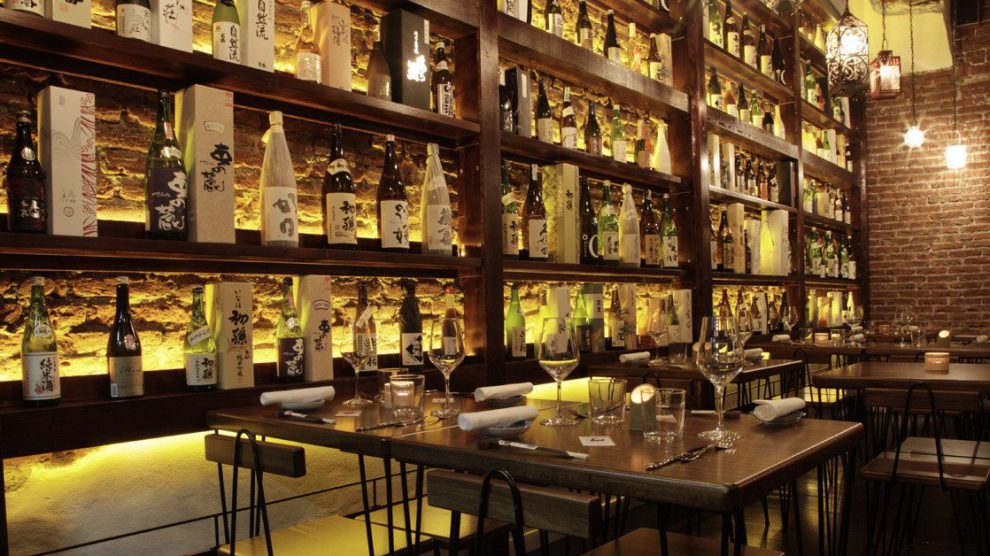 sake: interno del locale sakeia a milano, con vista su scaffali con bottiglie di sake