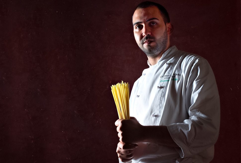 Fotografia di Domenico Stile con spaghetti in mano