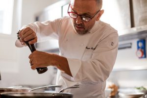 Lo chef Bruno Barbieri all'opera in cucina