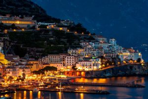 Costiera Amalfitana illuminata al calar della sera