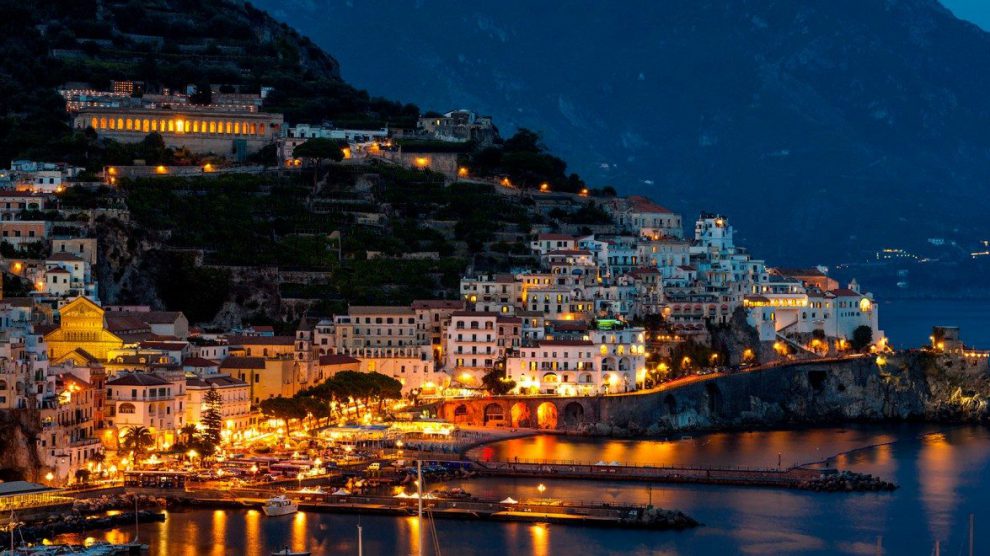 Costiera Amalfitana illuminata al calar della sera