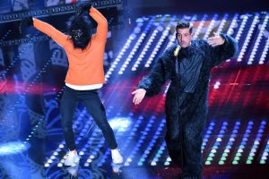 Francesco Gabbani e il ballerino 'scimmia' sul palco di Sanremo