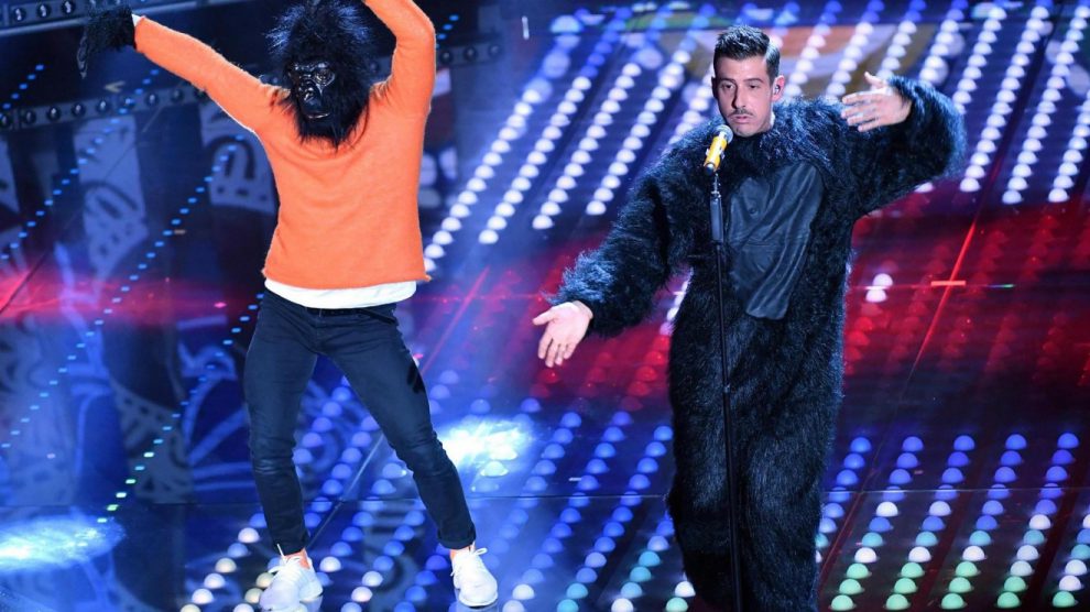 Francesco Gabbani e il ballerino 'scimmia' sul palco di Sanremo