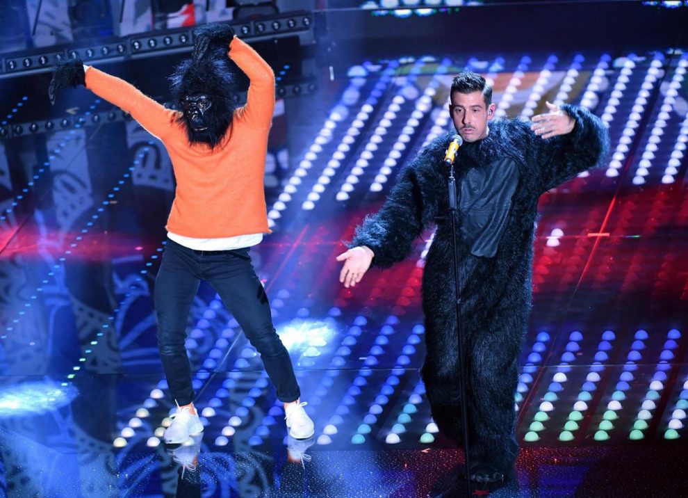 Francesco Gabbani e il ballerino 'scimmia' sul palco di Sanremo