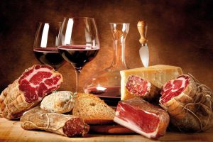 Prodotto tipico, tagliere con calici di vino, salumi e formaggi