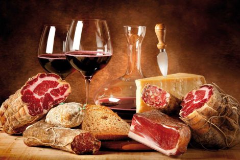 Prodotto tipico, tagliere con calici di vino, salumi e formaggi