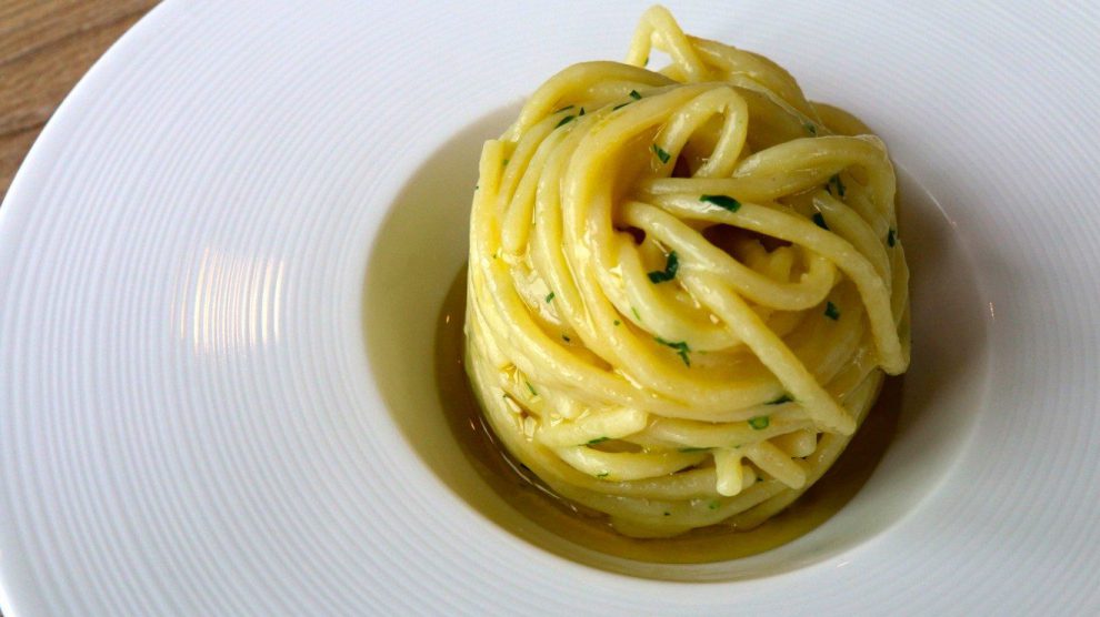 Piatto con speghetti alla colatura di alici