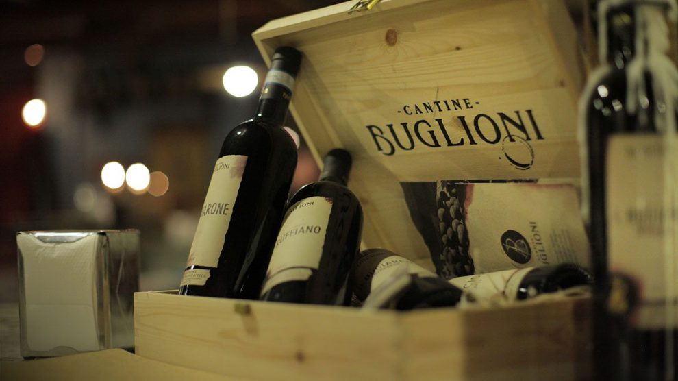 Bottiglie di Amarone Buglioni in una cassetta di legno