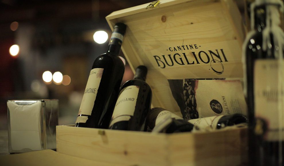 Bottiglie di Amarone Buglioni in una cassetta di legno