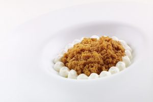 Ristoranti 3 stelle Michelin: Liquirizia, aceto e cioccolato bianco" di Niko Romito (ph: Roberto Sammartini per Grandecucina)