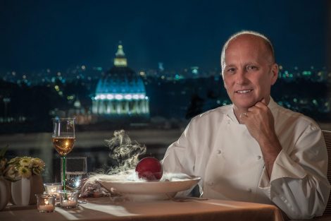 Heinz Beck, lo chef, con la cupola si San Pietro illuminata sullo sfondo.