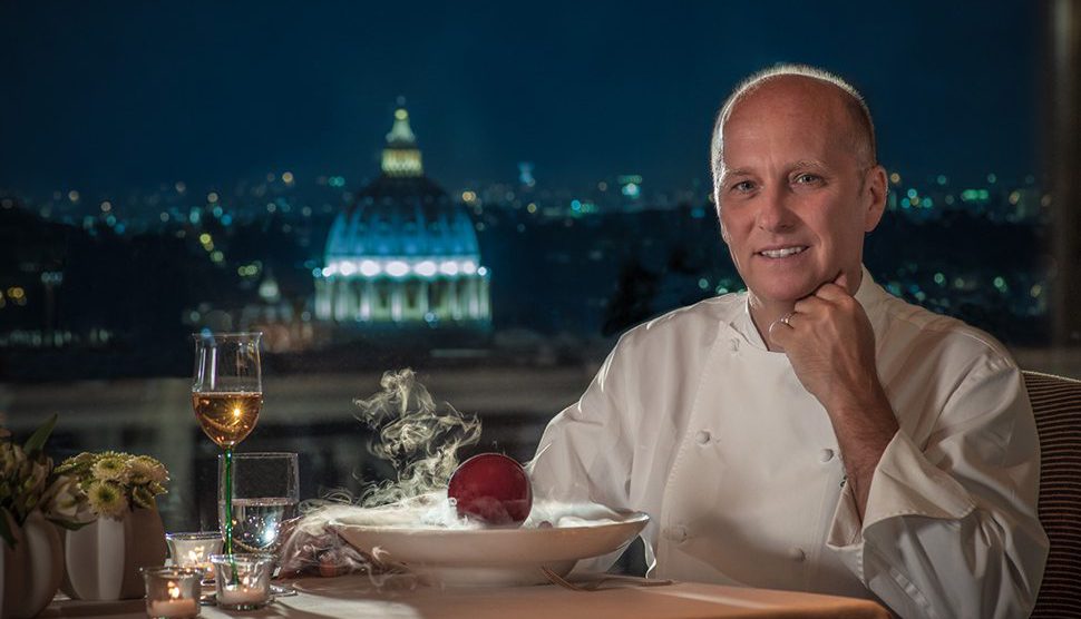 Heinz Beck, lo chef, con la cupola si San Pietro illuminata sullo sfondo.