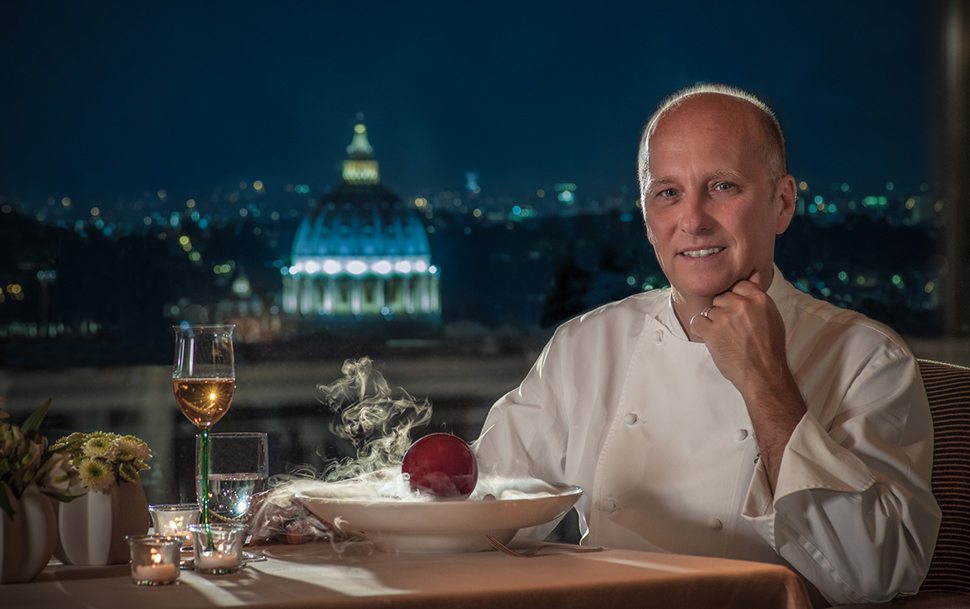 Heinz Beck, lo chef, con la cupola si San Pietro illuminata sullo sfondo.
