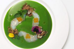 Ricette stellate: Insalata liquida di scarola, stracciatella di bufala, pane e acciughe di Antonino Cannavcciuolo