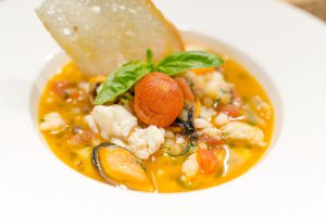 mangiar bene in sud sardegna: Zuppetta di fregola, con brodo di pesce di scoglio, arselle, cozze, gambero e scampo al Whiteluna Restaurant