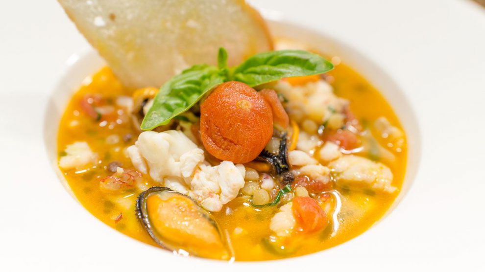 mangiar bene in sud sardegna: Zuppetta di fregola, con brodo di pesce di scoglio, arselle, cozze, gambero e scampo al Whiteluna Restaurant