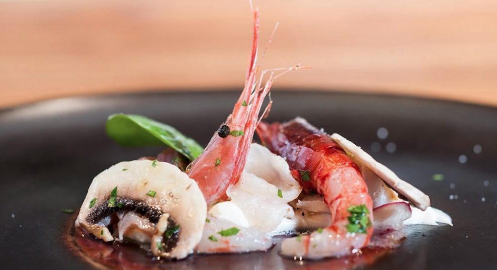 Primi piano del piatto con pesce crudo