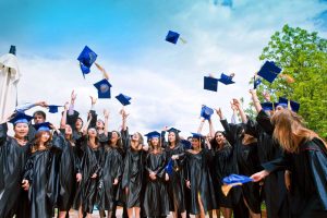Studenti con cappello della Laurea