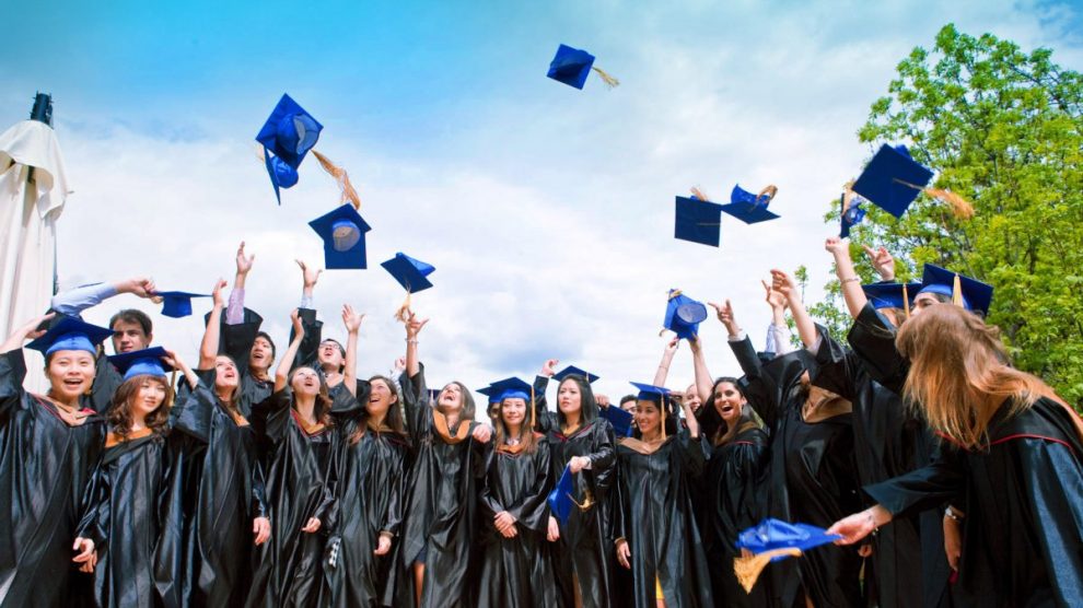 Studenti con cappello della Laurea