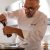 Lo chef Bruno Barbieri all'opera in cucina