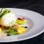 mozzarella di bufala nel piatto con verdure